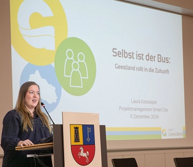 „Selbst ist der Bus“ lautet das Motto eines Projektes für ein autonomes Busangebot in Bad Bederkesa, über das Laura Kottsieper, „Smart City“-Projektmanagerin in der Stadt Geestland (Landkreis Cuxhaven) berichtete. „Selbst ist der Bus“ lautet das Motto eines Projektes für ein autonomes Busangebot in Bad Bederkesa, über das Laura Kottsieper, „Smart City“-Projektmanagerin in der Stadt Geestland (Landkreis Cuxhaven) berichtete.