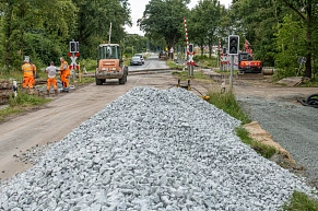 Bauarbeiten an Straße, Radweg und Bahnübergang im Sommer 2024 in Stade-Riensförde.