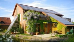 Das Foto zeigt ein in Niedrigenergiebauweise erstelltes Doppelhaus in Deinste mit einer innovativen Systemintegration von Solaranlagen in ein Wärmepumpenkonzept.&nbsp;&copy;&nbsp;Jörg Schrickel