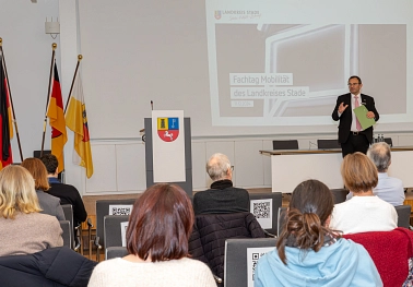 Erster Kreisrat Thorsten Heinze begrüßte beim Fachtag Mobilität im Stader Kreishaus rund 40 Gäste: „Auf dem Weg zum Verkehrskonzept für die nächsten 20 Jahre spielt die Beteiligung der Öffentlichkeit eine wichtige Rolle“. Erster Kreisrat Thorsten Heinze begrüßte beim Fachtag Mobilität im Stader Kreishaus rund 40 Gäste: „Auf dem Weg zum Verkehrskonzept für die nächsten 20 Jahre spielt die Beteiligung der Öffentlichkeit eine wichtige Rolle“.