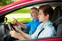 Fahrlehrer und Fahrschüler im Auto Fahrlehrer und Fahrschüler im Auto © pitopia