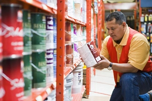 Gefahrstoffe im Einzelhandel Farben im Baumarkt © Fotolia - corbisrfsomos