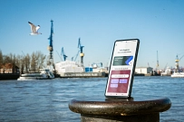 Ein Smartphone mit der hvv Switch App lehnt auf einem Poller an der Elbe.&nbsp;&copy;&nbsp;Hamburger Verkehrsverbund (hvv)
