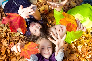 Kinder im Herbstlaub