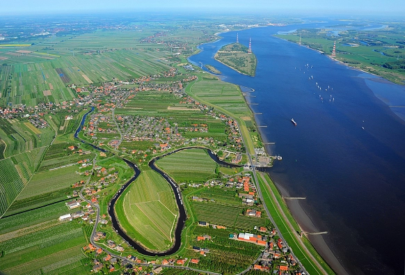 Der Landkreis Stade mit Altem Land und Elbe auf einem Luftbild.