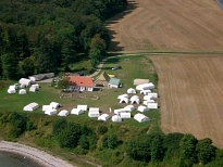 Zu sehen ist eine Ludtaufnahme des Zeltlagers in Lille Bodskov / Dänemark. In der Mitte ist das Haupthaus, rechts daneben der Anbau. Rundherum sind Zelte aufgestellt.