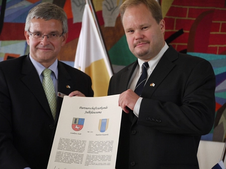 Partnerschaftsurkunde Stadt Ikaalinen - Landkreis Stade Zeichen des freundschaftlichen Miteinanders: Die Stadt Ikaalinen und der Landkreis Stade haben bekundet, die 25jährige Partnerschaft weiter zu führen. © Landkreis Stade