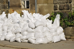 Sandsäcke können vor Wassereinbrüchen schützen.