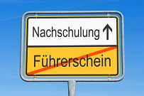 Straßenschild Führerschein >>> Nachschulung Straßenschild Führerschein >>> Nachschulung © pitopia